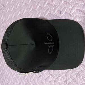 ALO YOGA DISTRICT TRUCKER HAT BRAND NEW